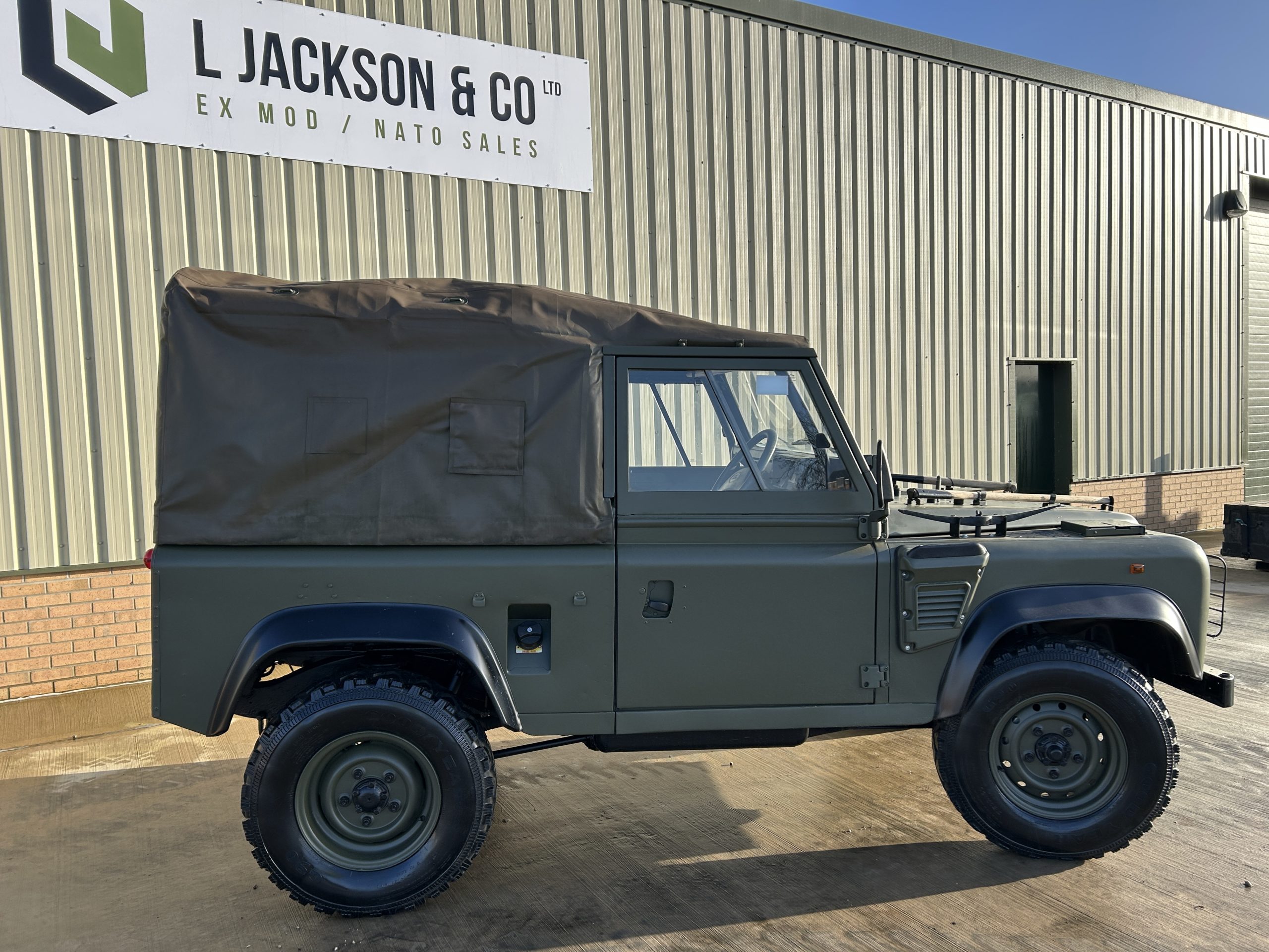 Land Rover Defender 90 Wolf RHD Soft Top