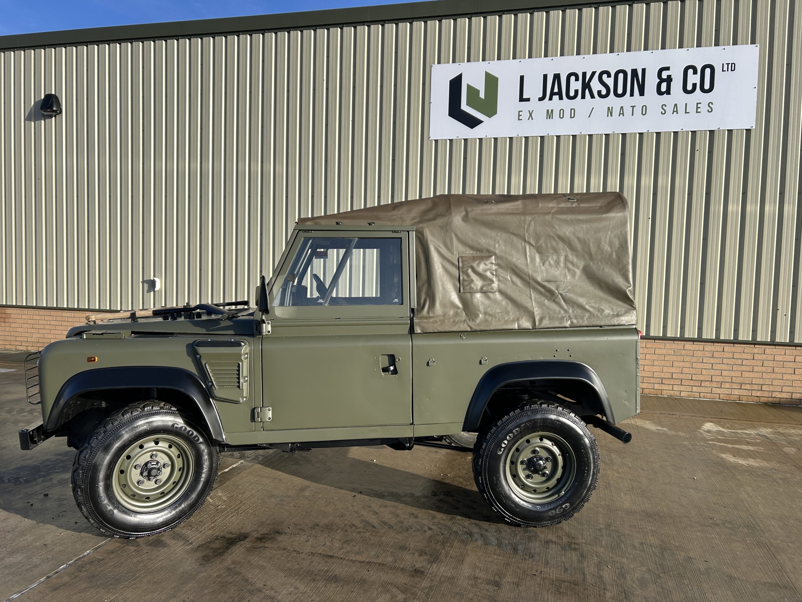 Land Rover Defender 90 Wolf RHD Soft Top