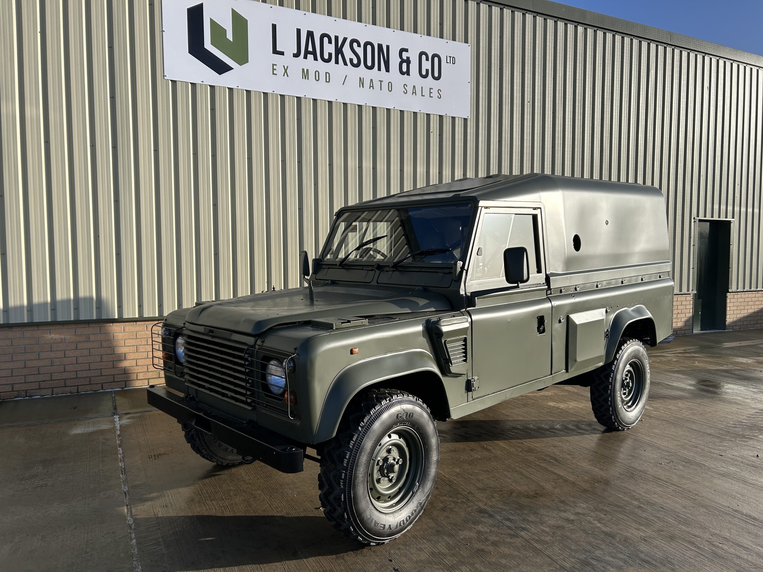 Land Rover Defender Wolf 110 RHD Hard Top (Remus)