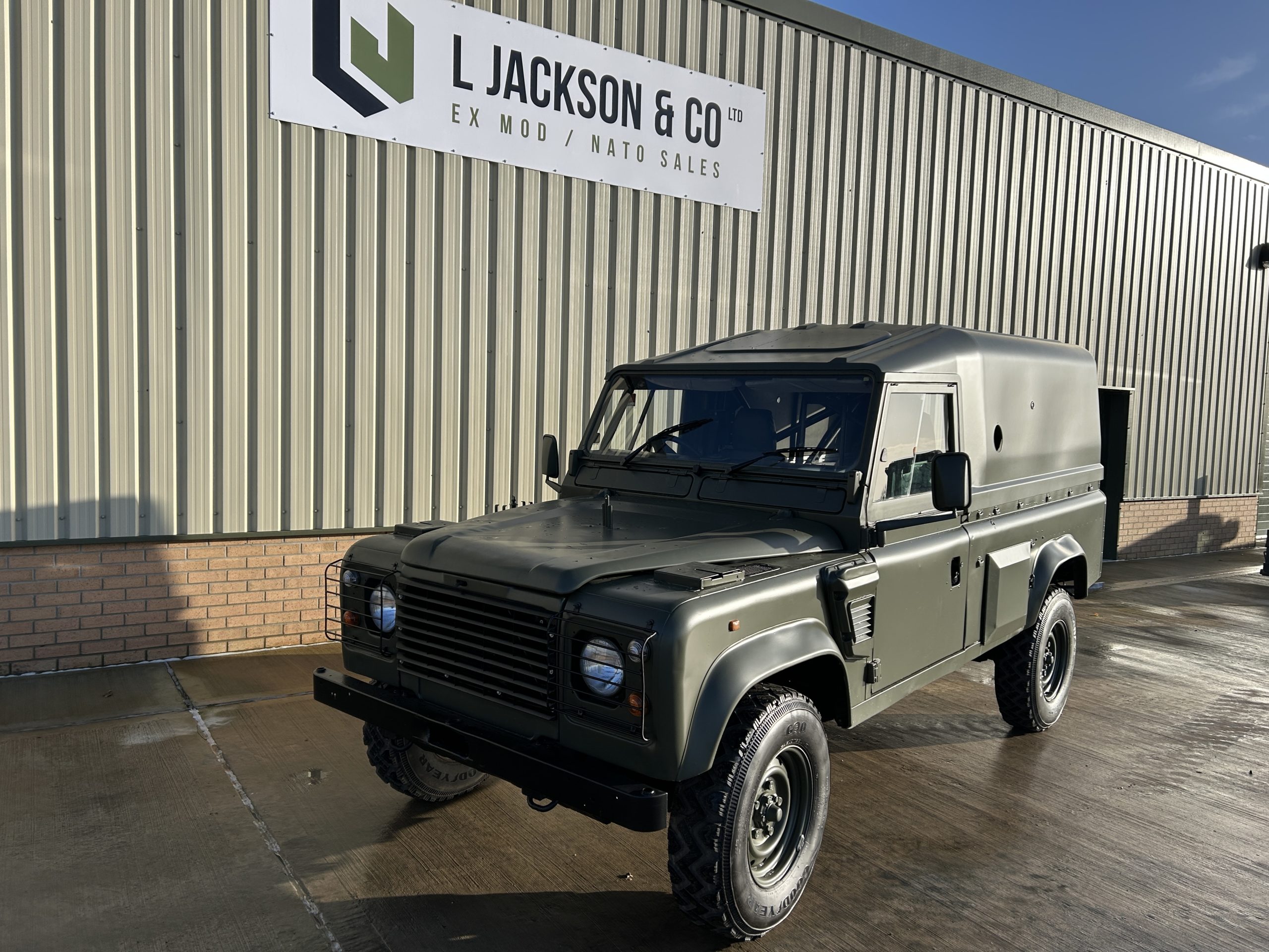 Land Rover Defender Wolf 110 RHD Hard Top (Remus)