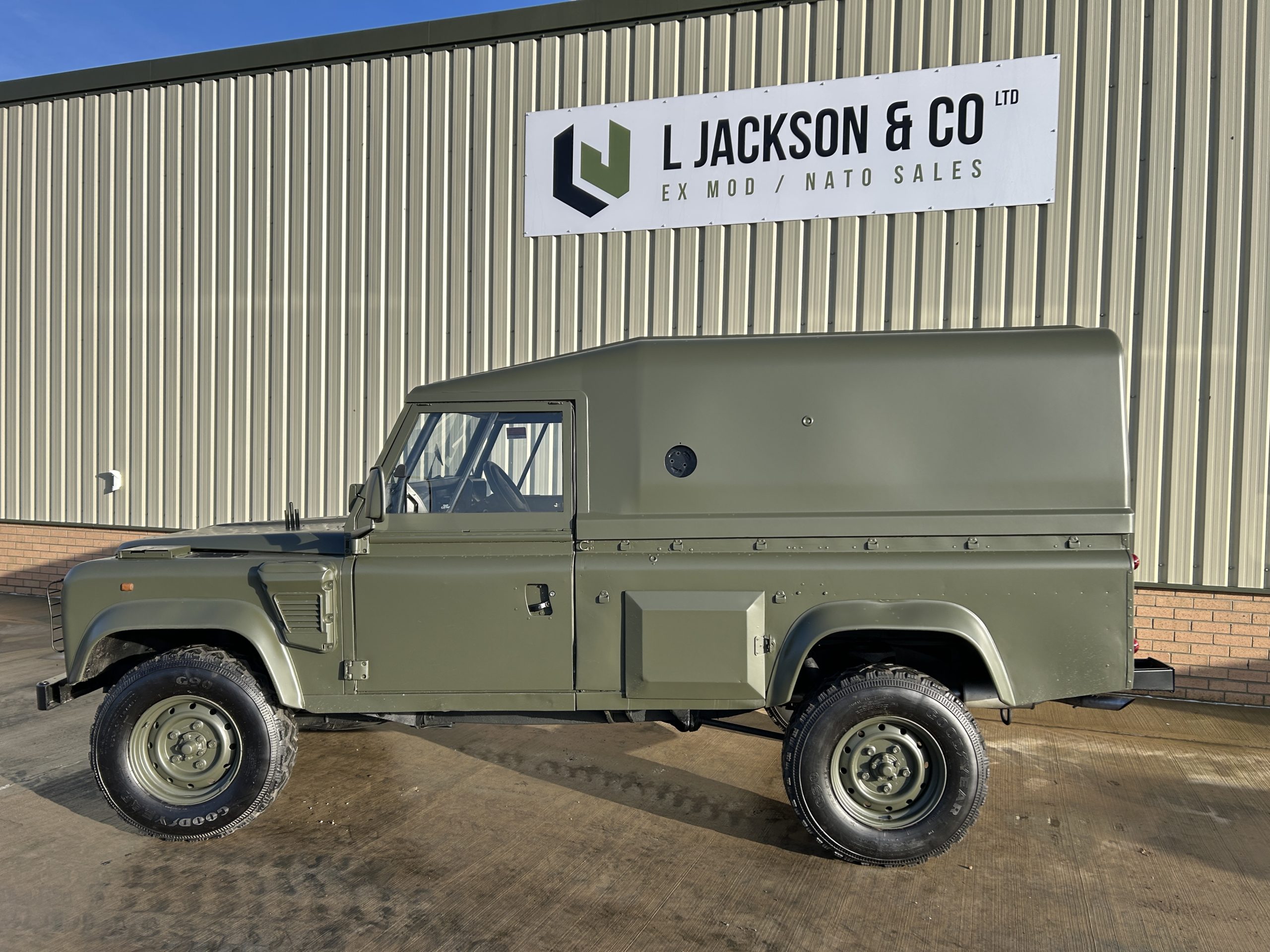 Land Rover Defender Wolf 110 RHD Hard Top (Remus)