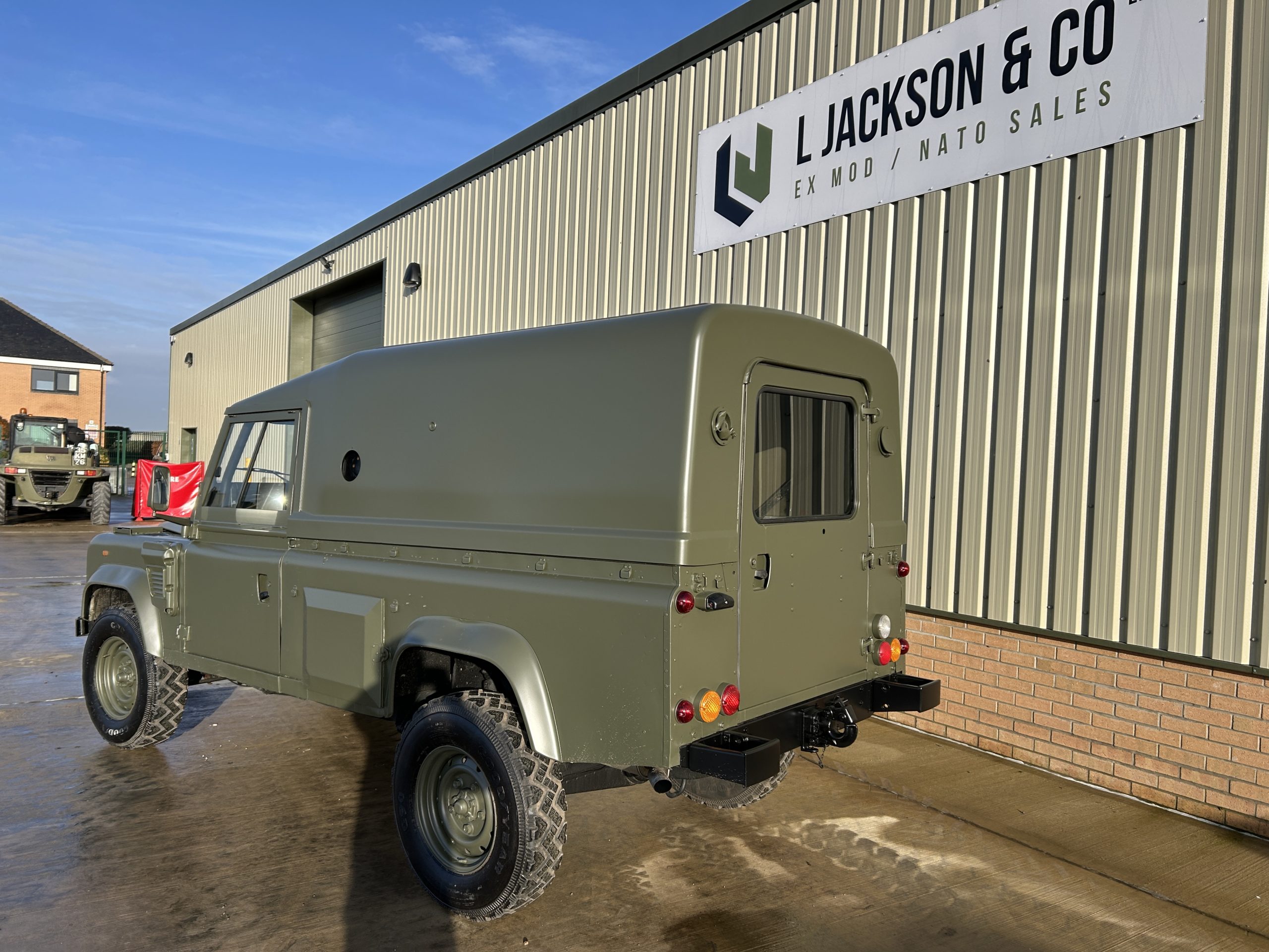 Land Rover Defender Wolf 110 RHD Hard Top (Remus)
