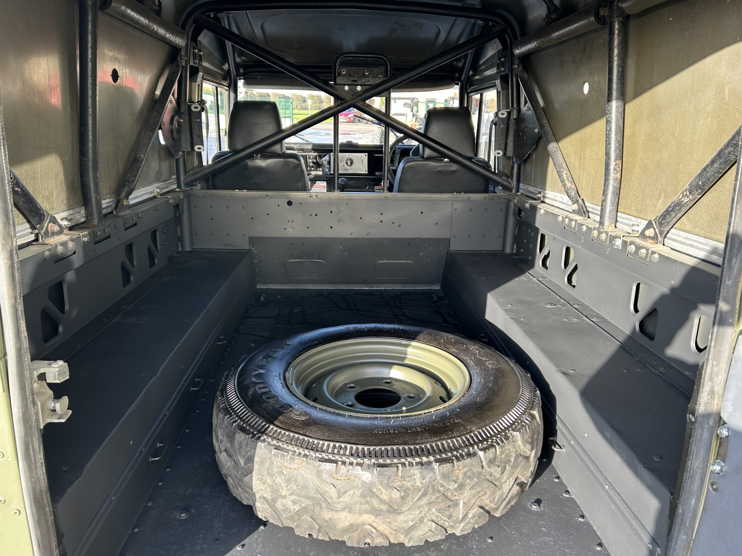 Land Rover Defender Wolf 110 RHD Hard Top (Remus)