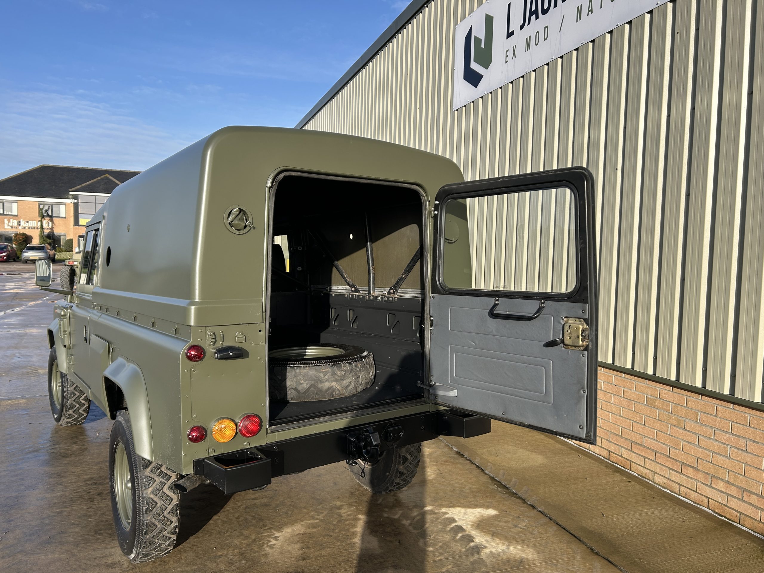 Land Rover Defender Wolf 110 RHD Hard Top (Remus)