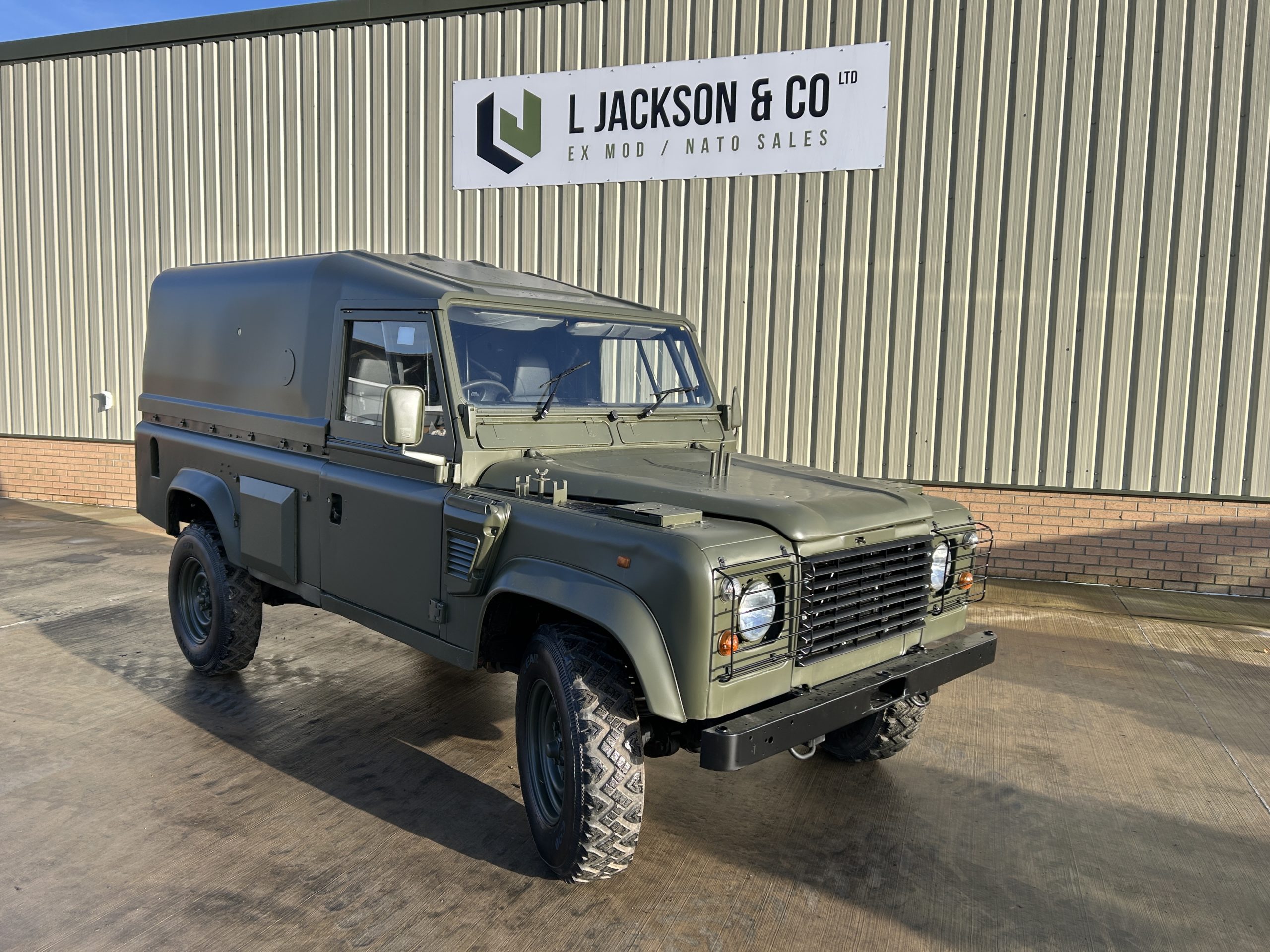 Land Rover Defender Wolf 110 RHD Hard Top (Remus)