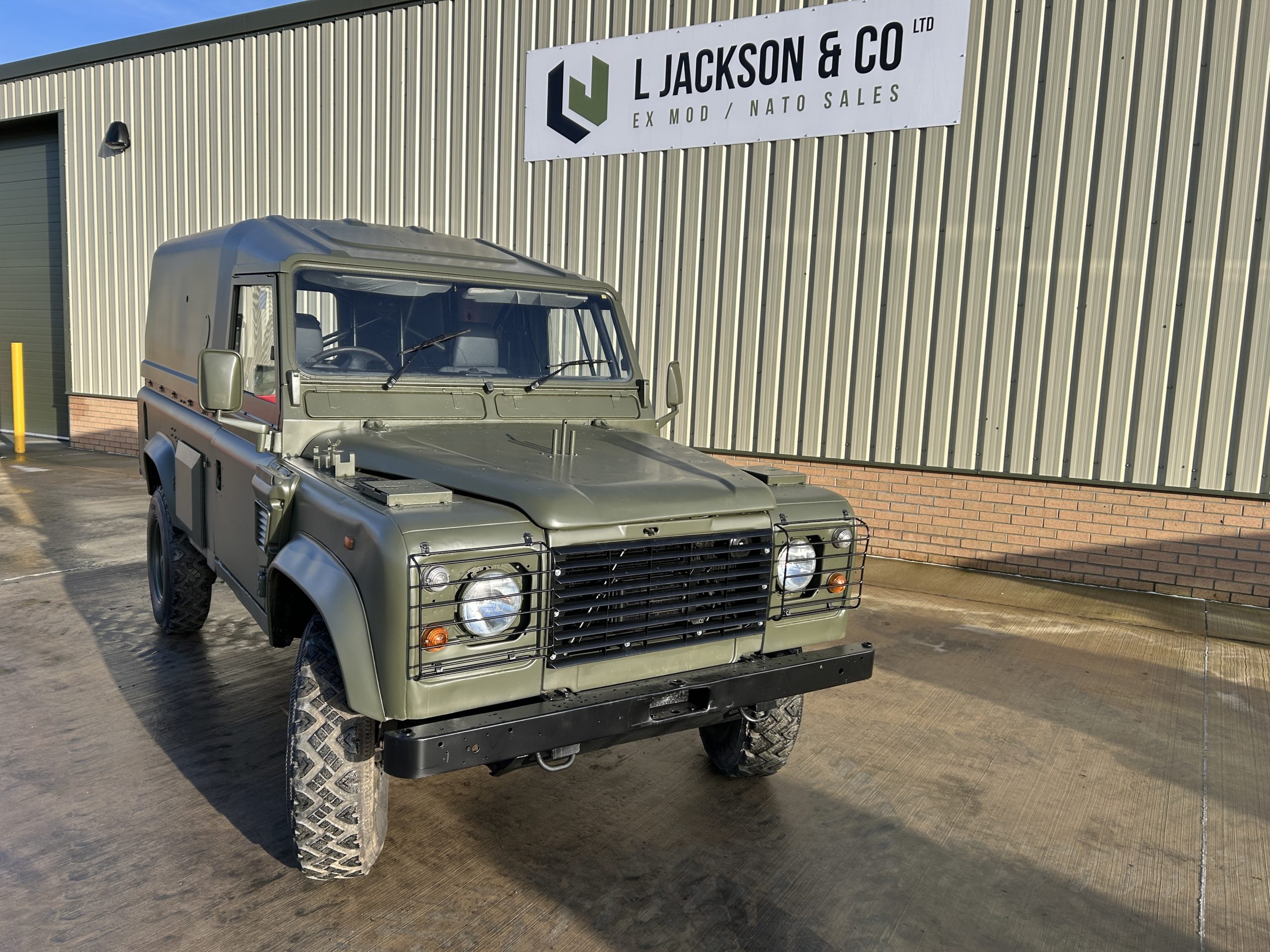Land Rover Defender Wolf 110 RHD Hard Top (Remus)