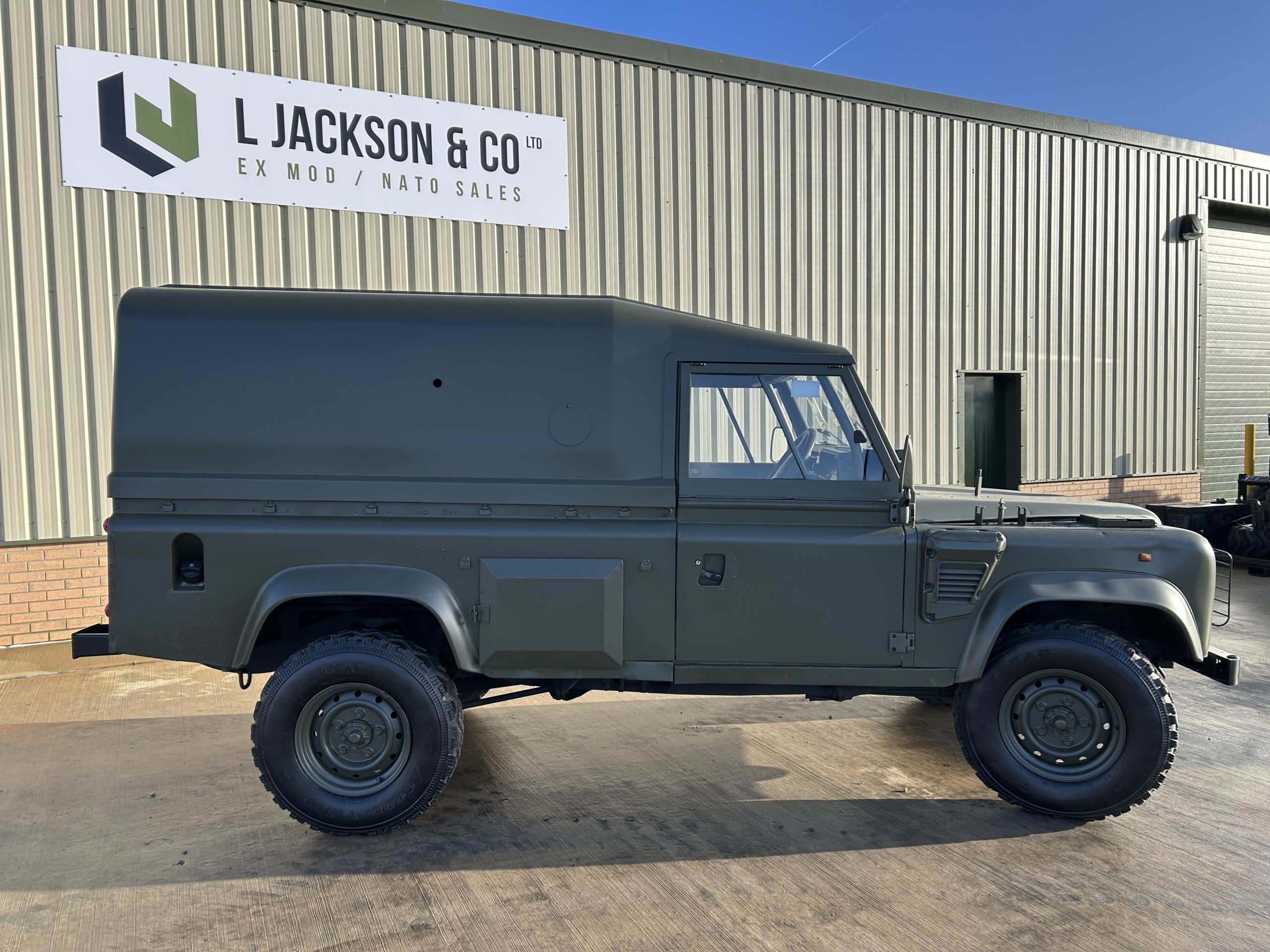 Land Rover Defender Wolf 110 RHD Hard Top (Remus)