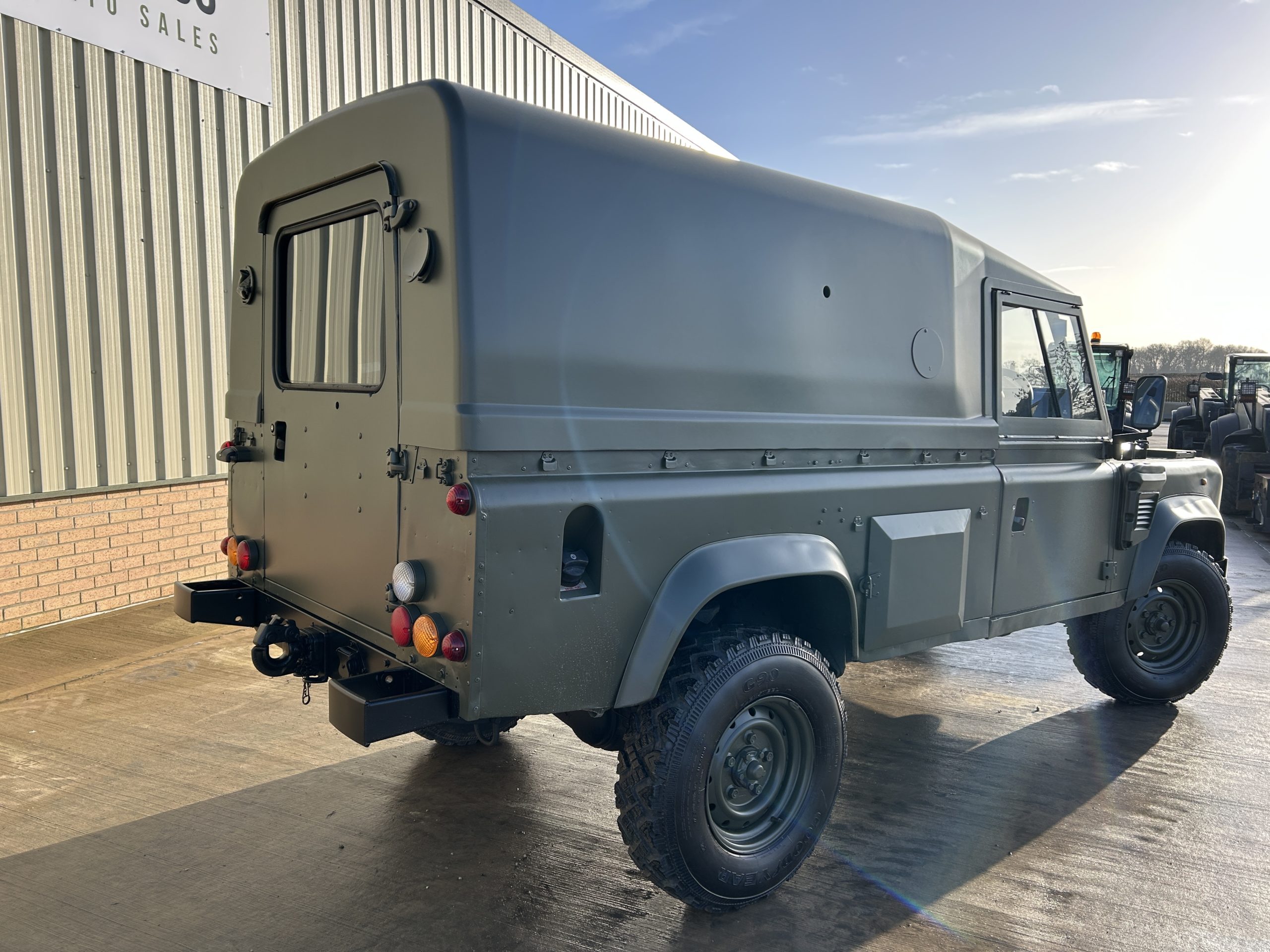 Land Rover Defender Wolf 110 RHD Hard Top (Remus)