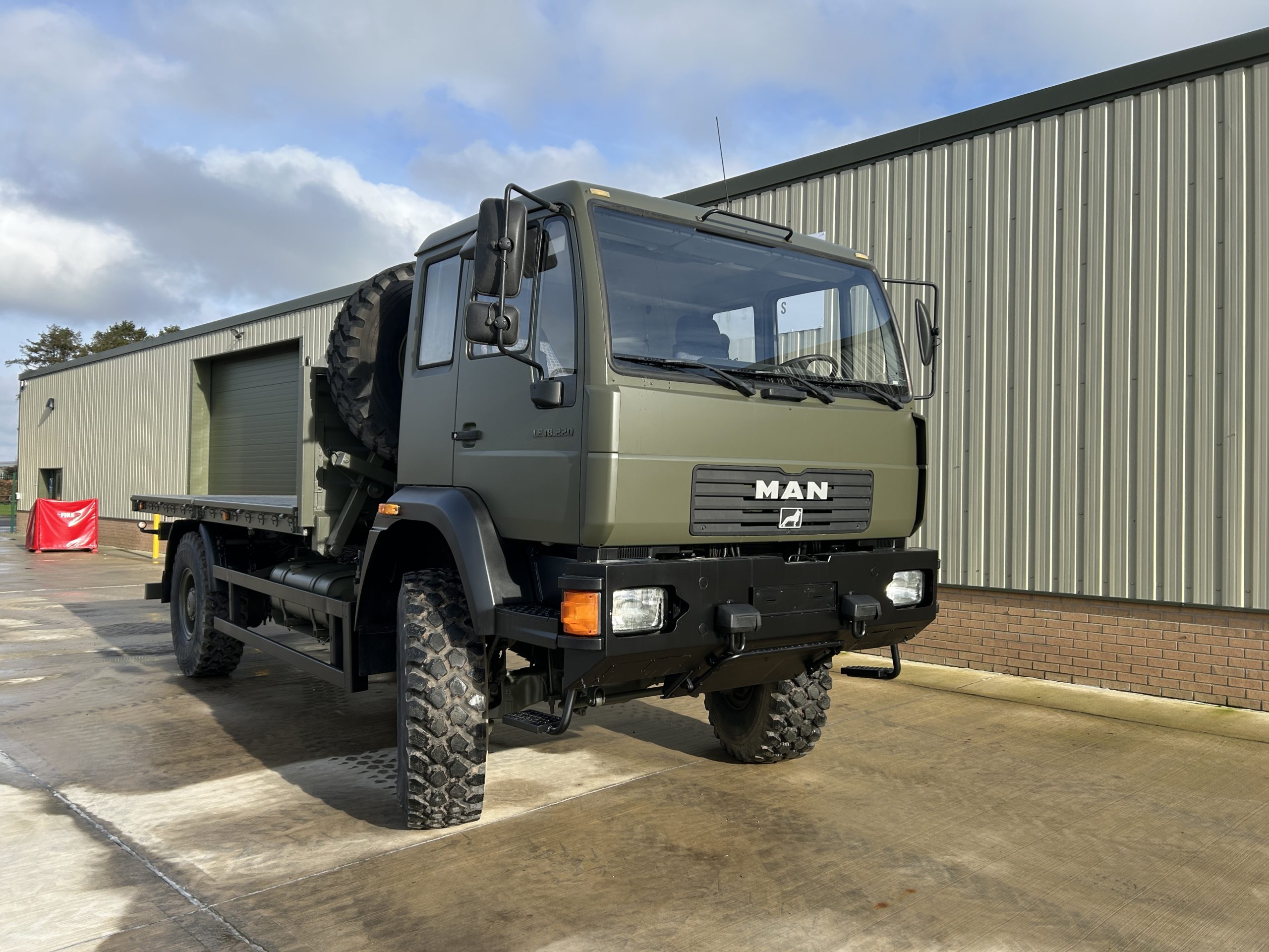 MAN 18.225 4×4 Cargo Truck