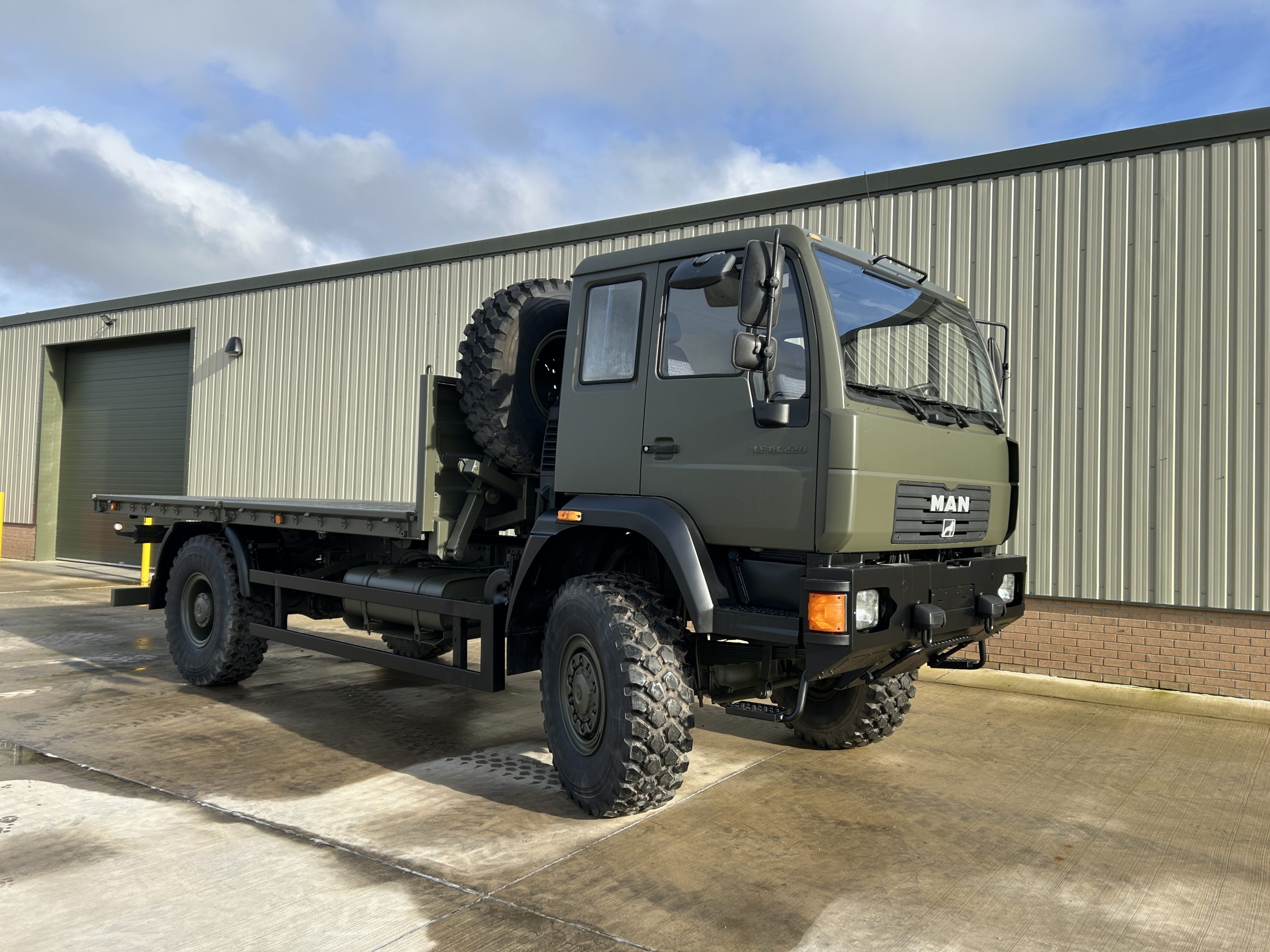 MAN 18.225 4×4 Cargo Truck