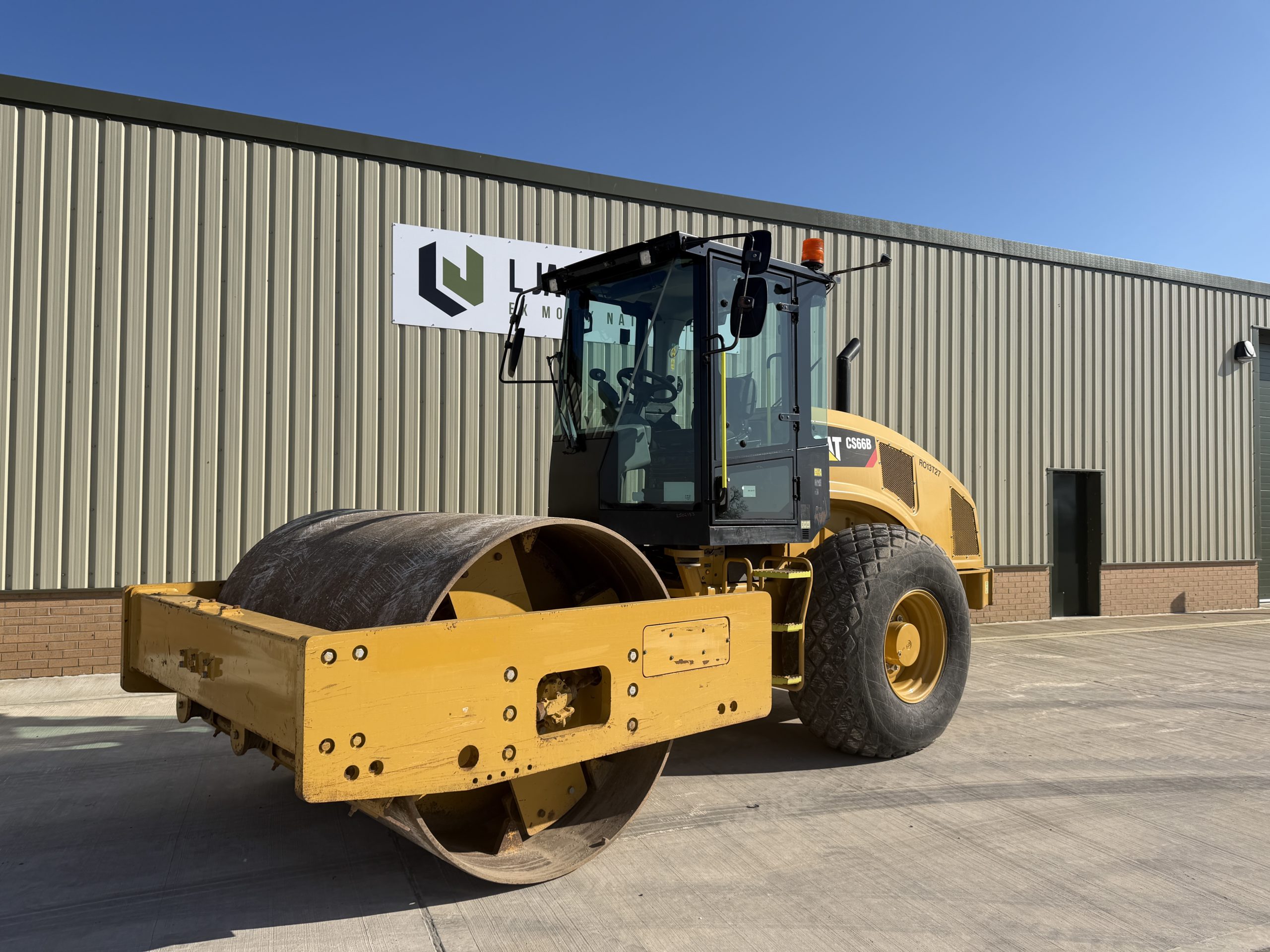 Caterpillar CS66B Roller