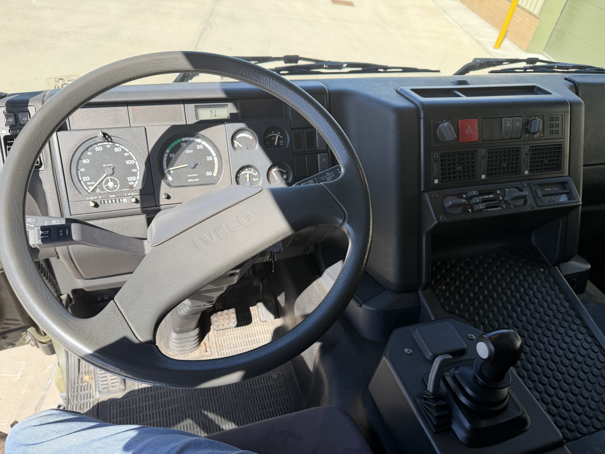 Iveco Eurotrakker 190E35 4×4 20FT Container Truck
