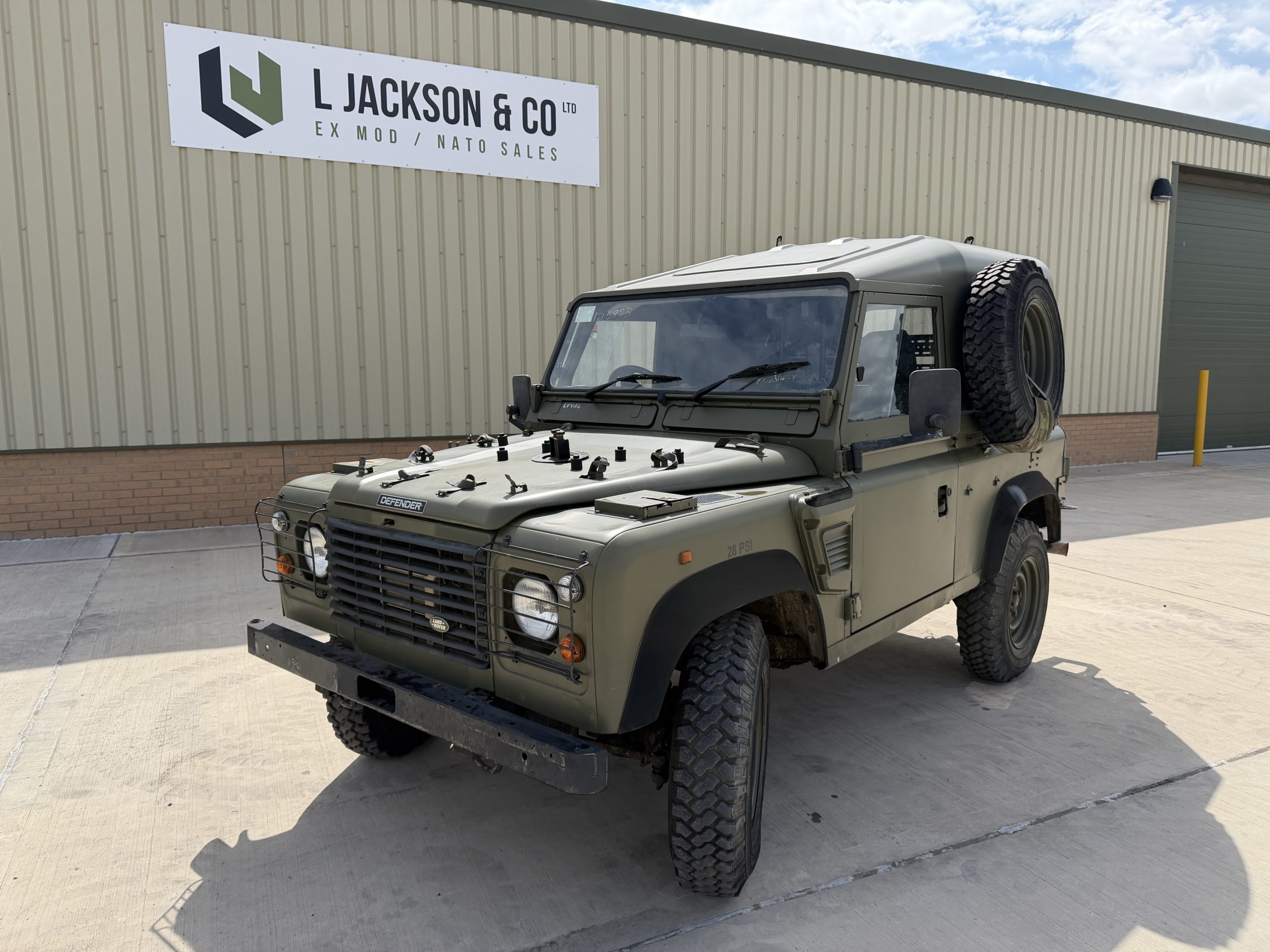 Land Rover Defender 90 Wolf RHD Hard Top Remus