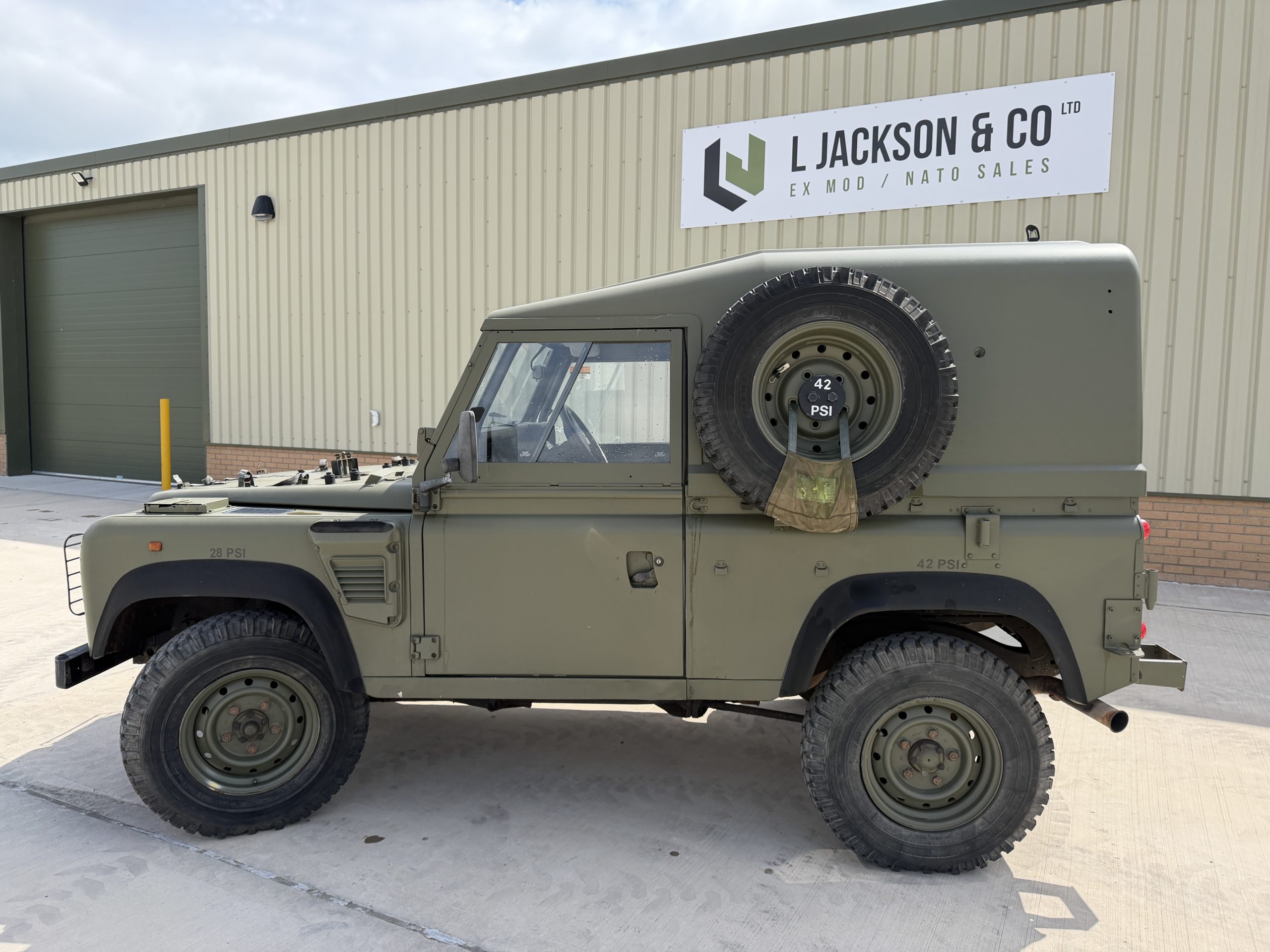 Land Rover Defender 90 Wolf RHD Hard Top Remus