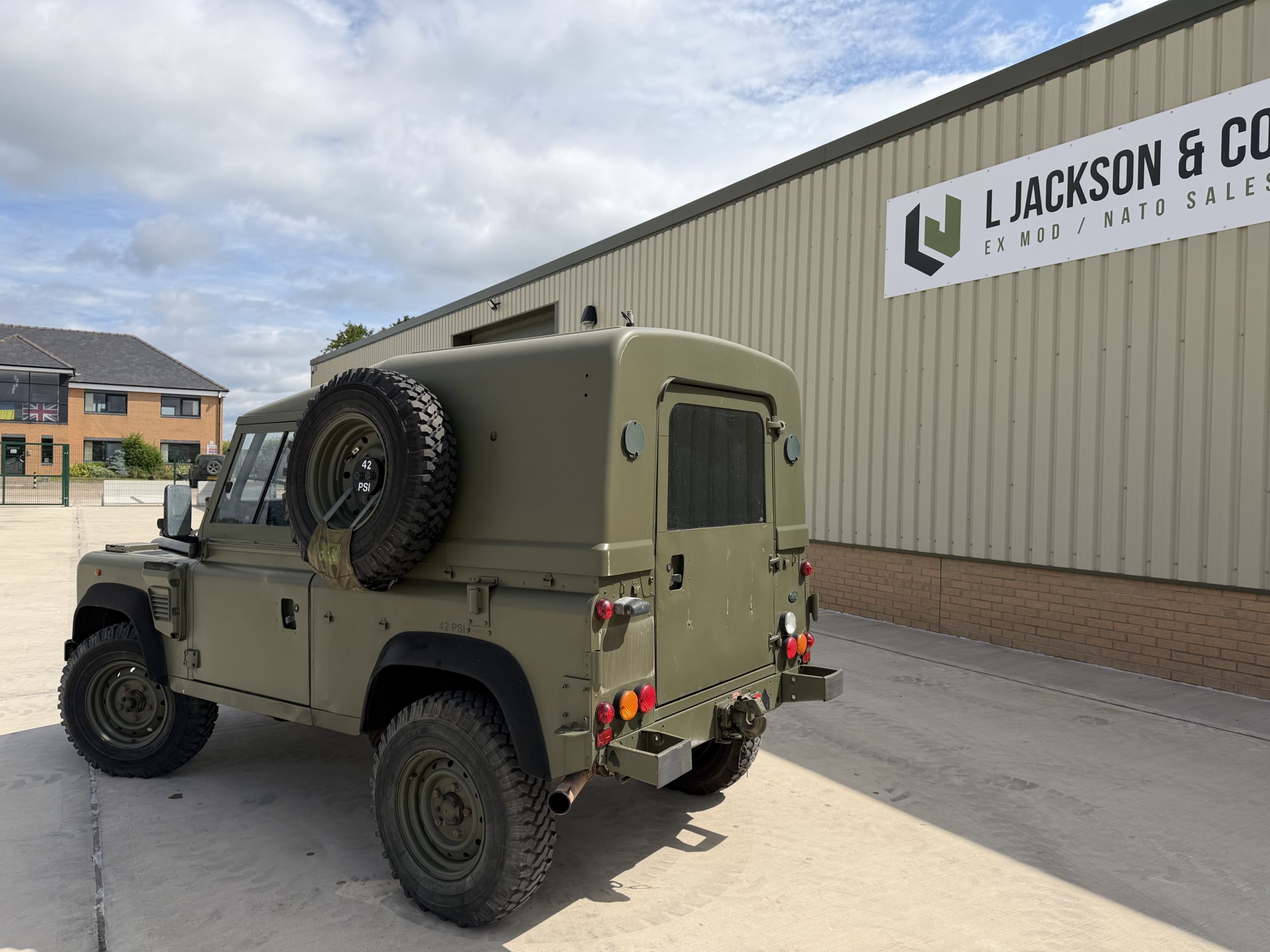 Land Rover Defender 90 Wolf RHD Hard Top Remus