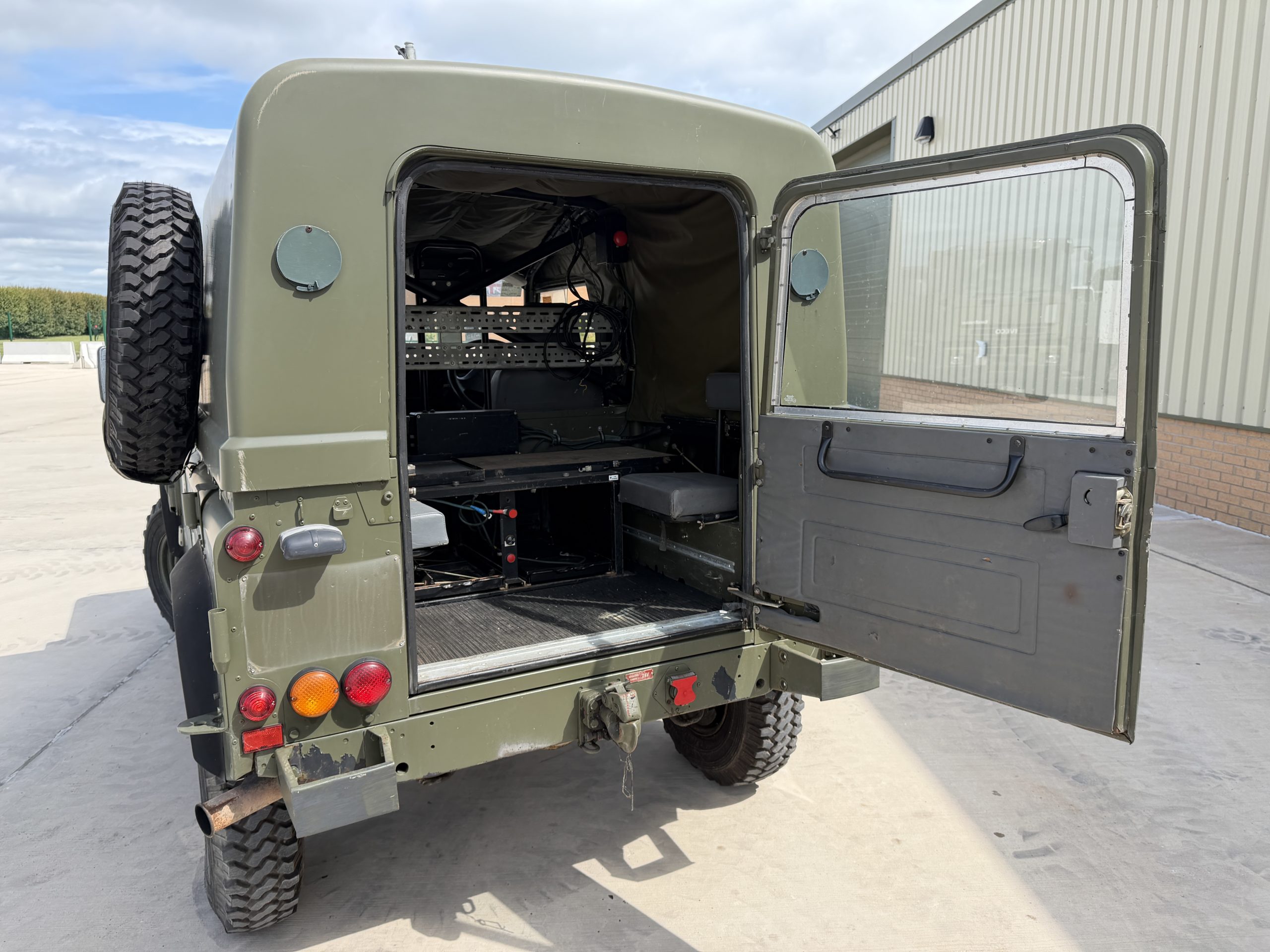 Land Rover Defender 90 Wolf RHD Hard Top Remus