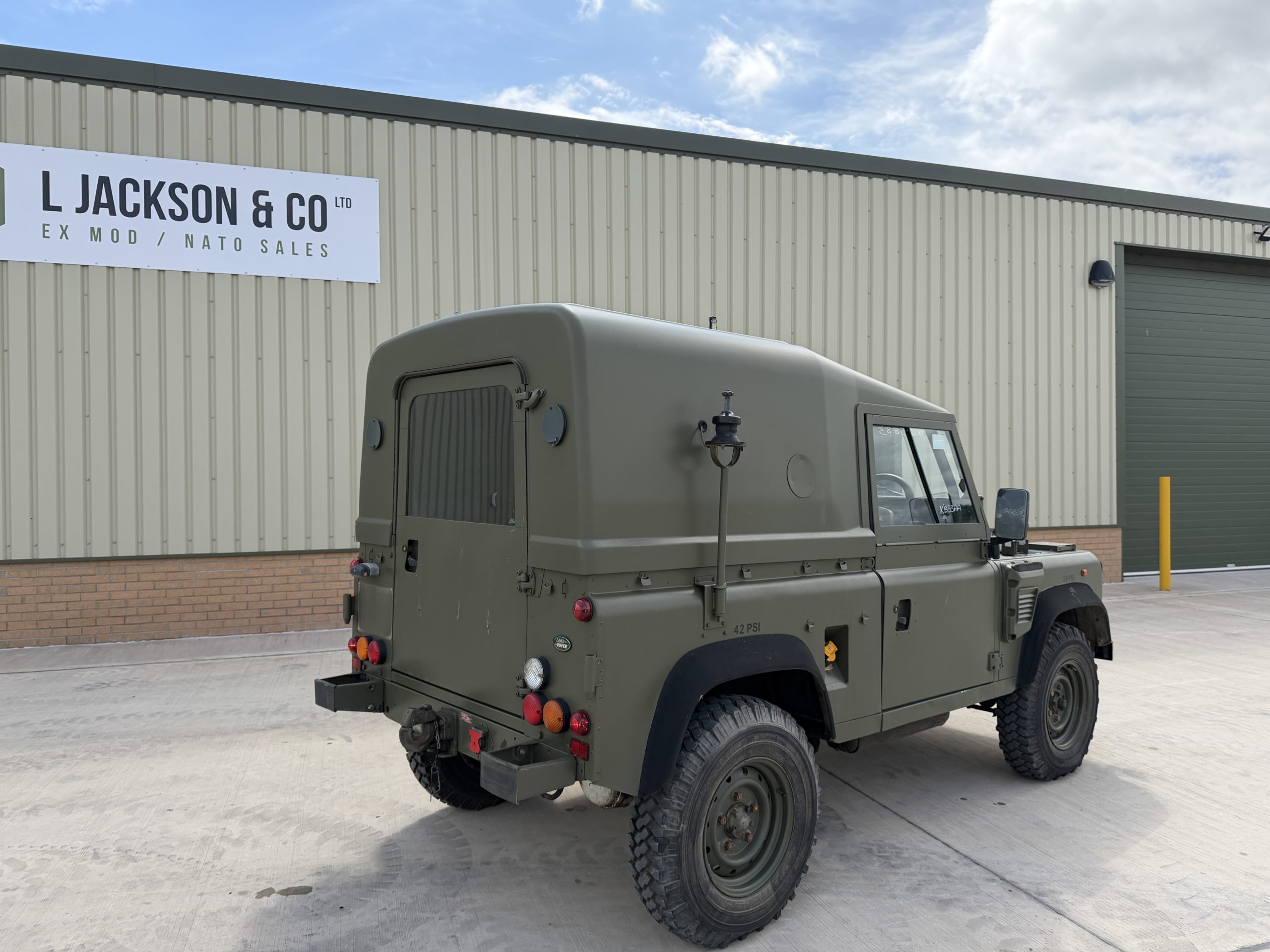 Land Rover Defender 90 Wolf RHD Hard Top Remus