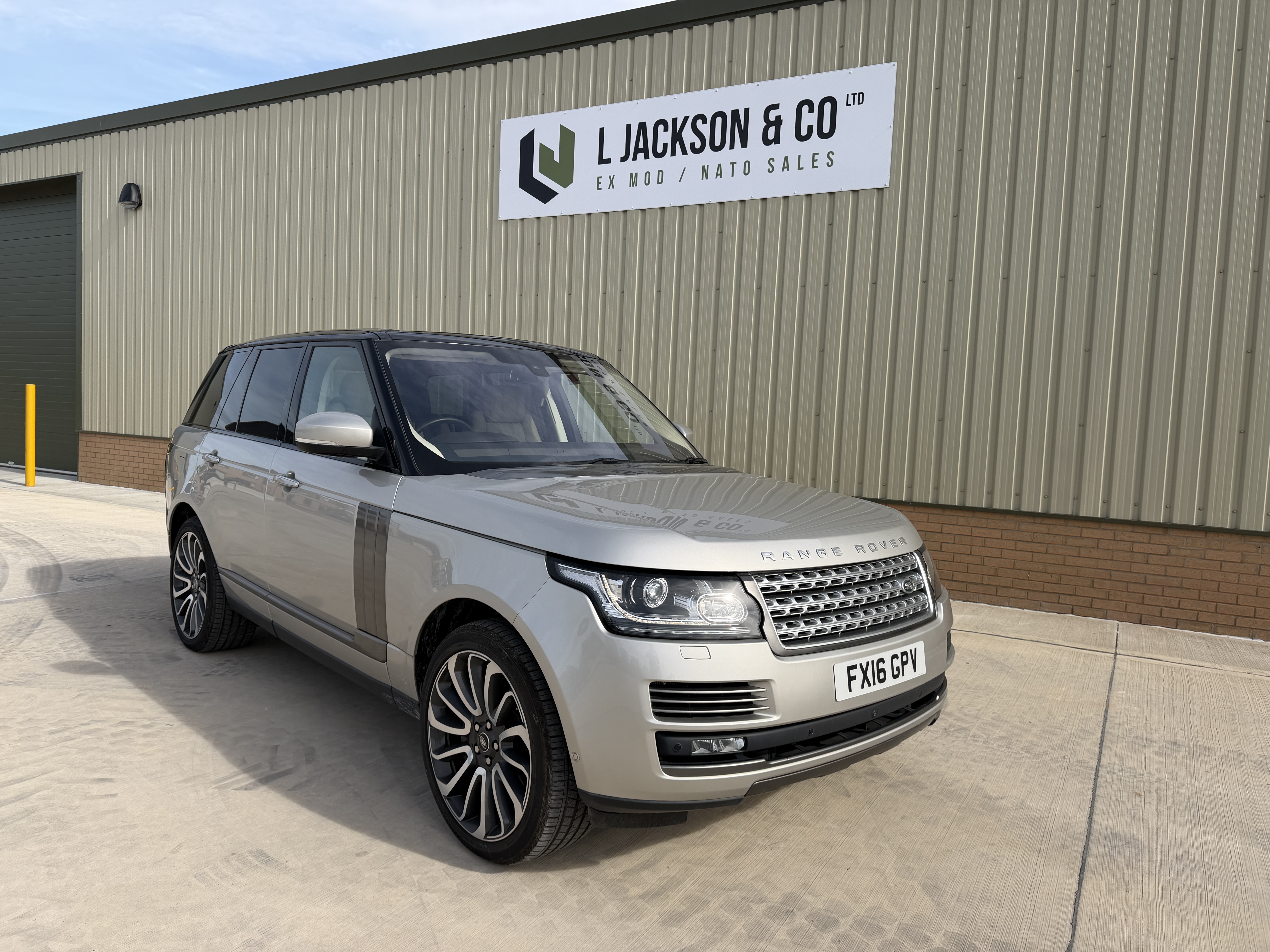 Unused Range Rover Vogue SE 5.0L V8